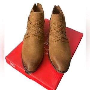 True Craft Brown Womens Boots NIB 7.5